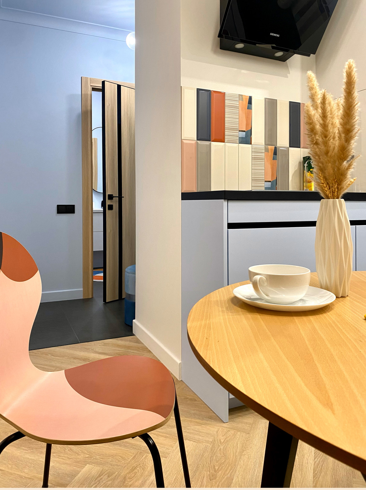 Малые м2 - не помеха комфорта. Смелый и яркий интерьер для молодой семьи