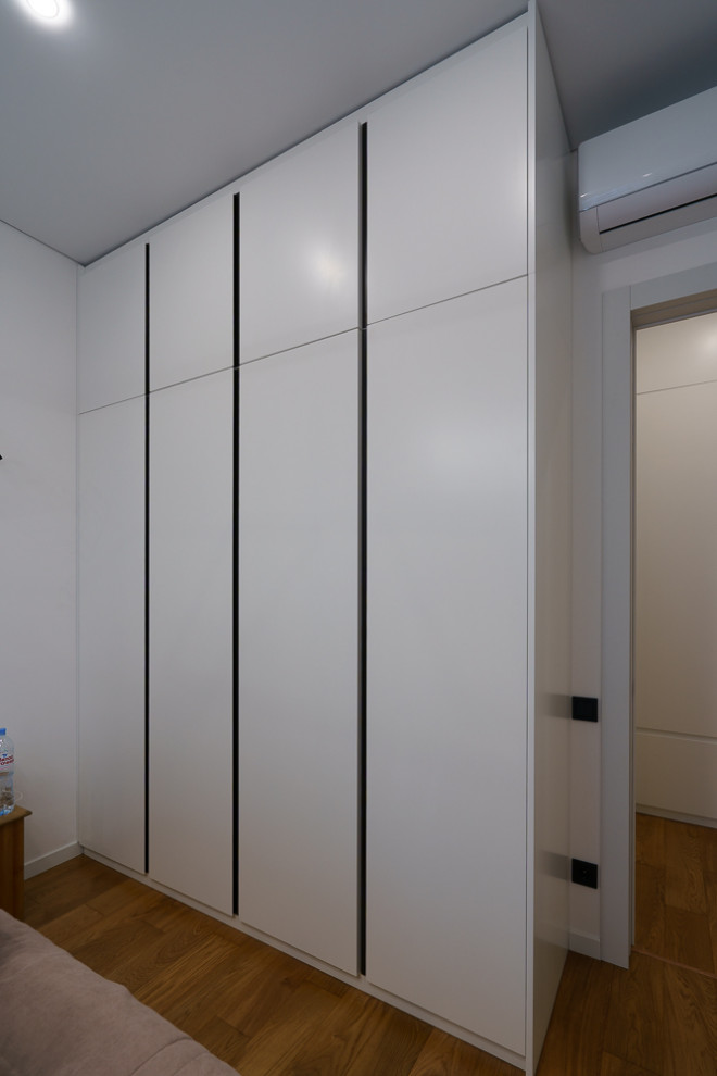 Длинный шкаф для длинного коридора