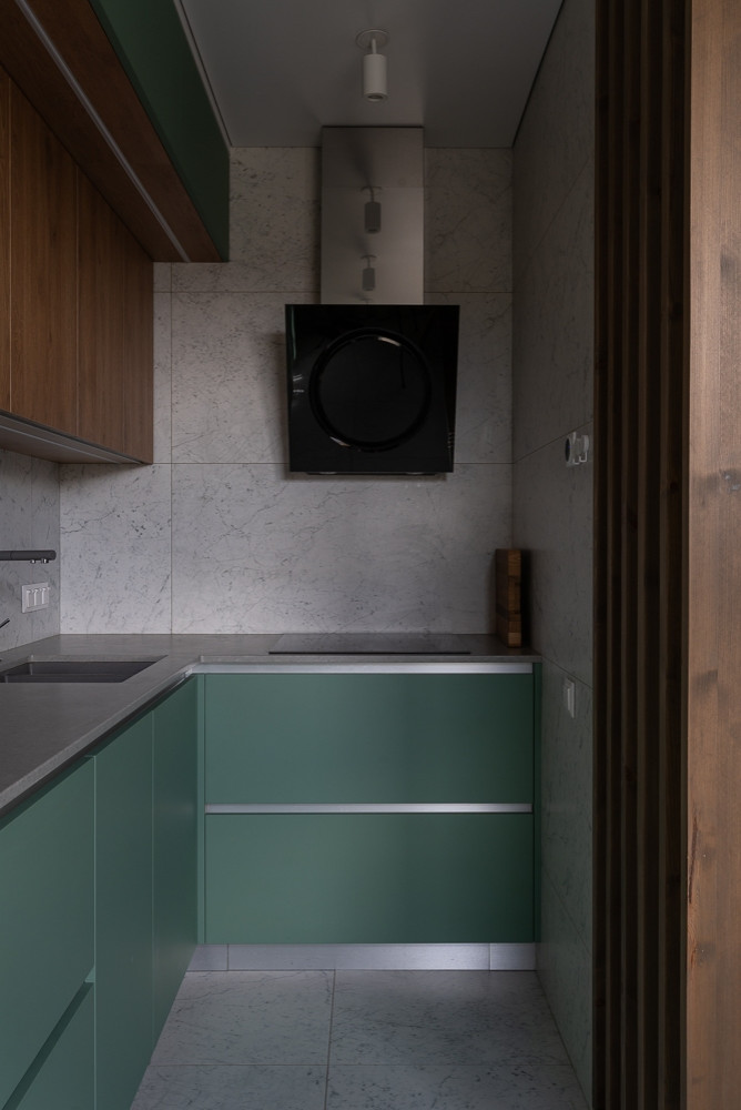 Кухонный гарнитур с фасадами в потолок от INTERIERNO