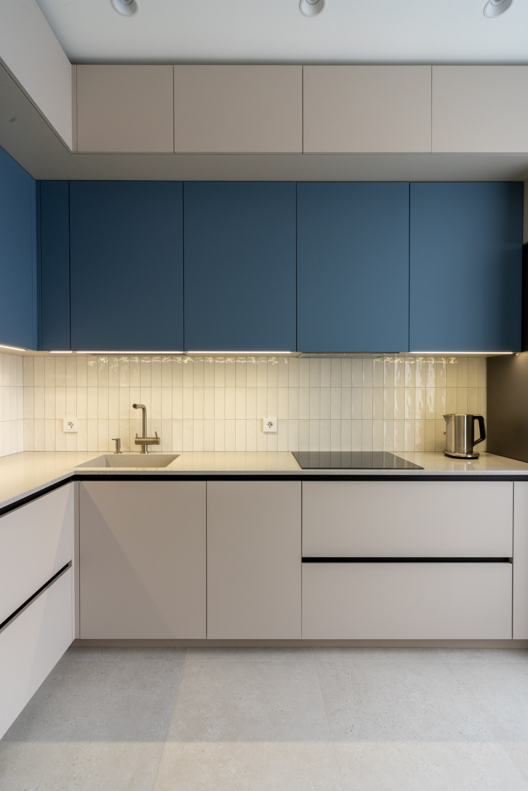 Двухуровневая угловая кухня