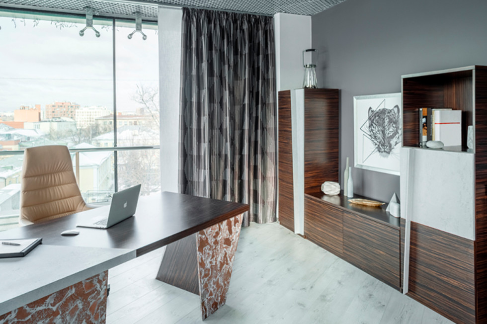 Дизайн кабинета: бетон, эбеновое дерево и шикарный вид из окна