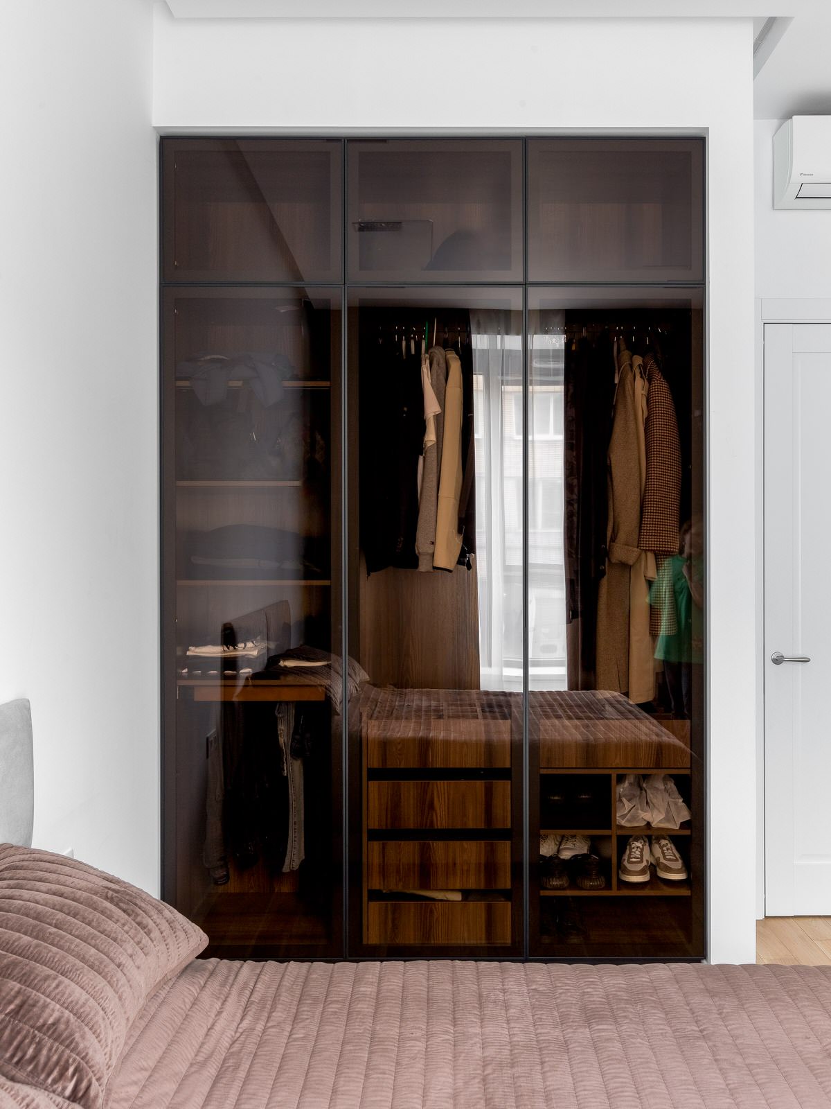 Шкаф со стеклянными фасадами в ЖК Матч Поинт