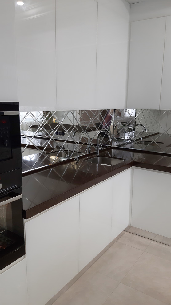 Зеркальный фартук на кухню