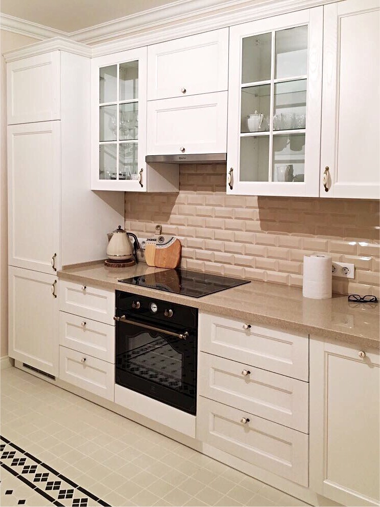 Красивая кухня с фасадами из ясеня