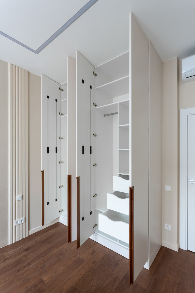 Шкаф с интегрированными ручками из массива и комбинированными фасадами