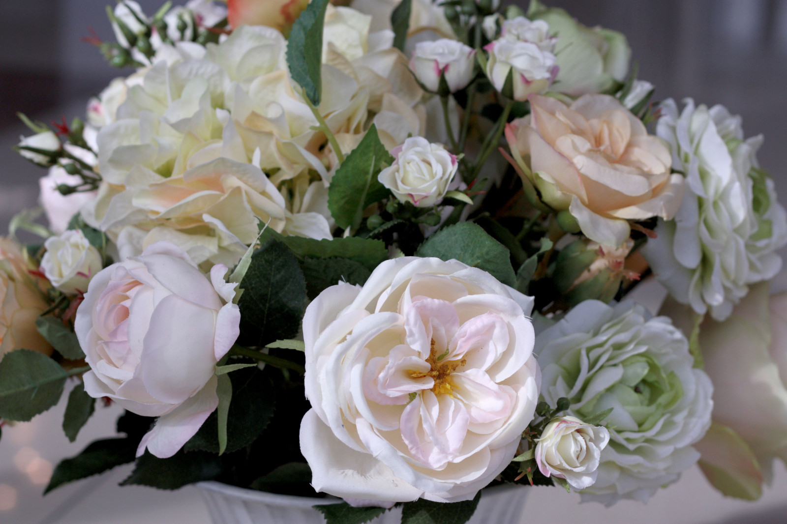 Обложка проекта: Декор камина свечами и цветами