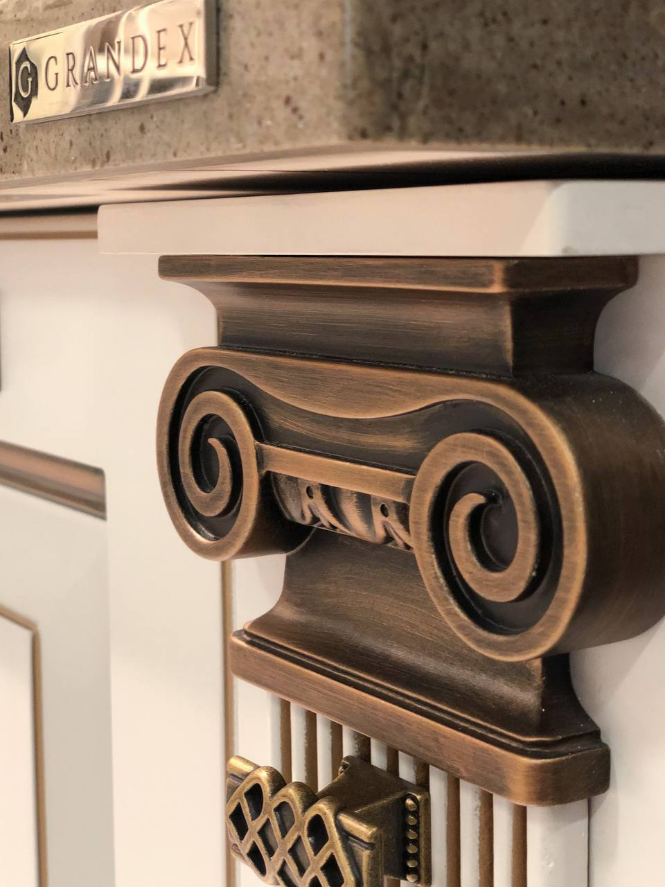 Классическая кухня благородного цвета кашемир с античной патиной