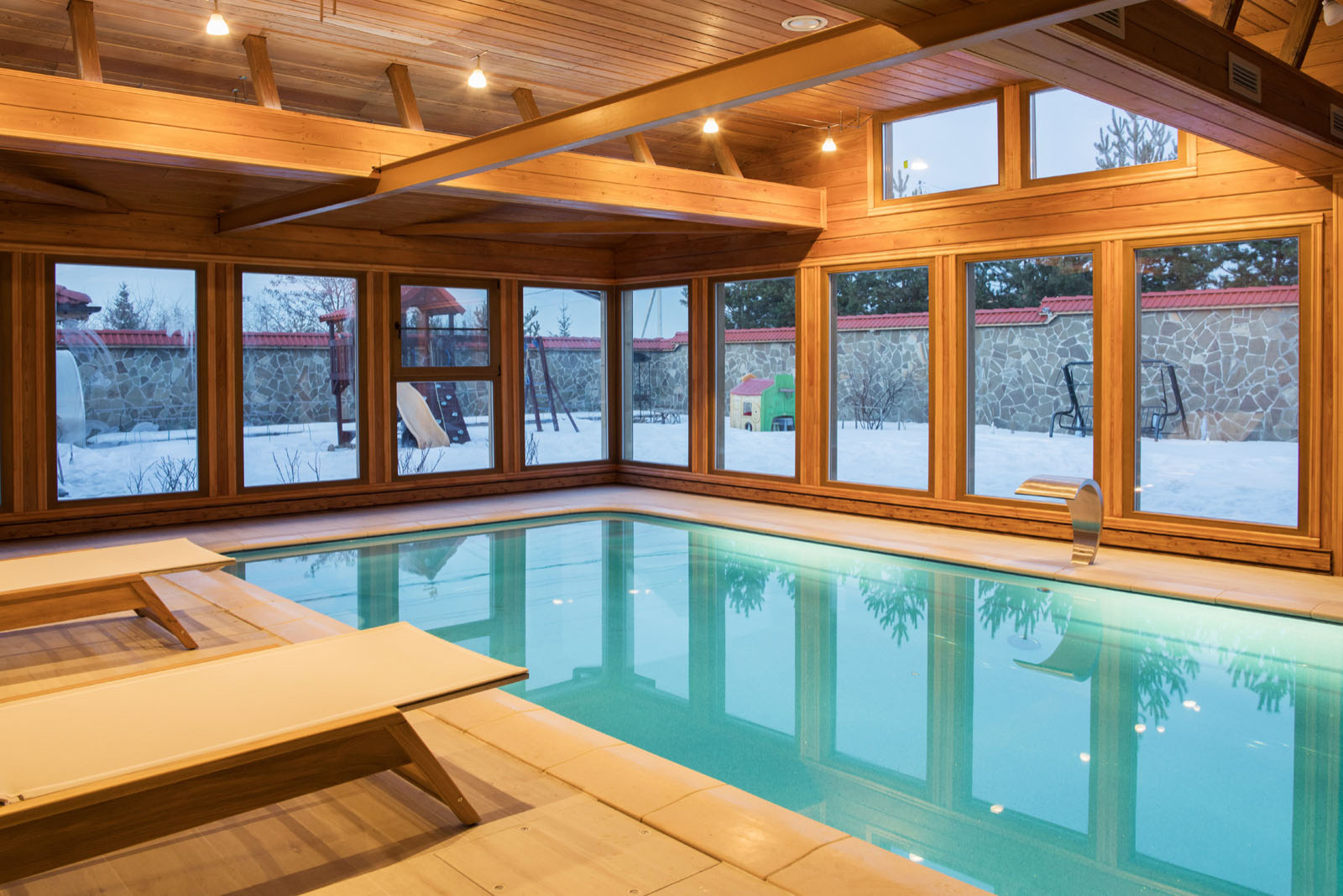 Плинтусная система Perimeter в доме с бассейном