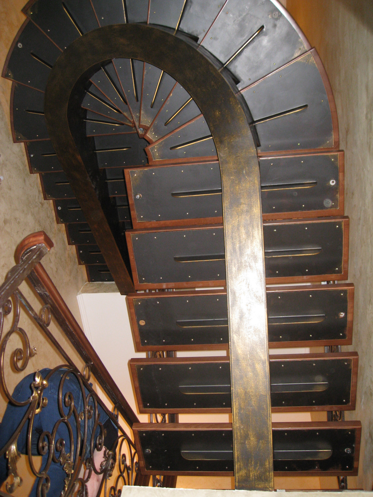 Лестница с кованым ограждением на металлическом косоуре