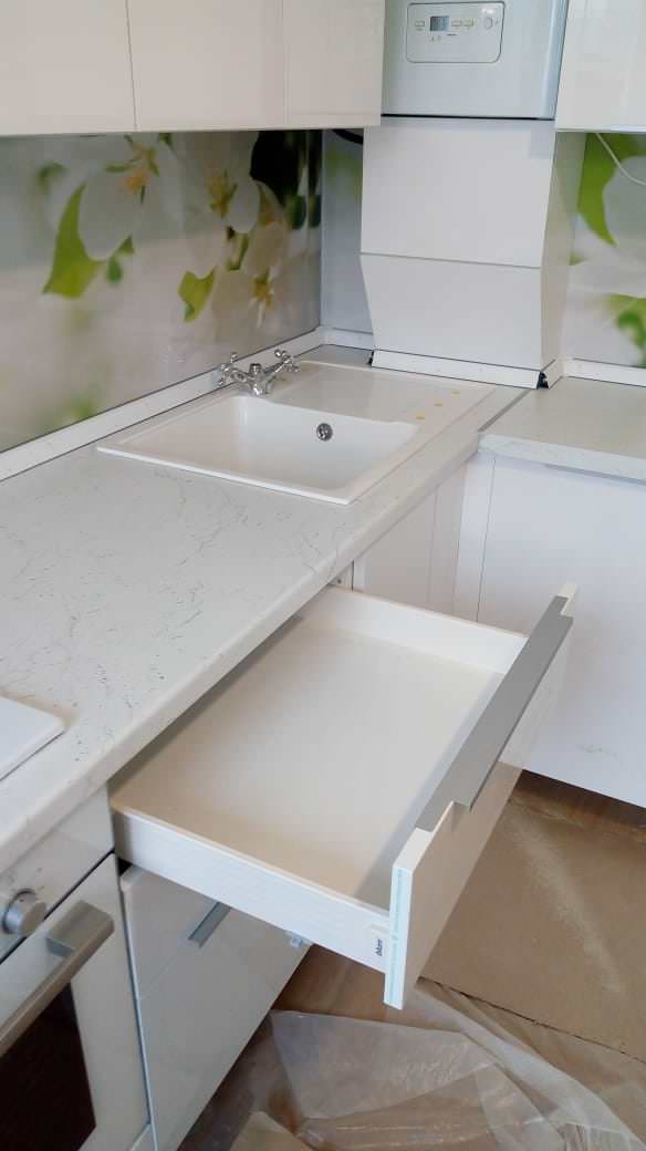 Кухня акриловая с газовым котлом