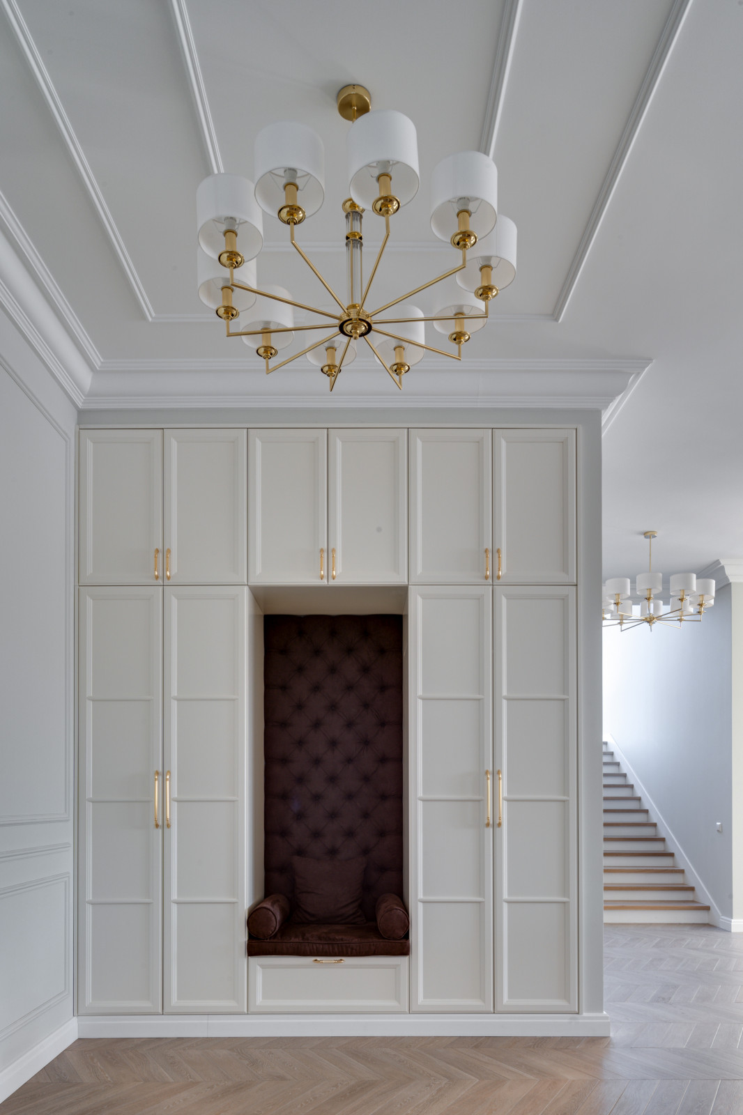 Просторная гостинная с функциональной мебелью