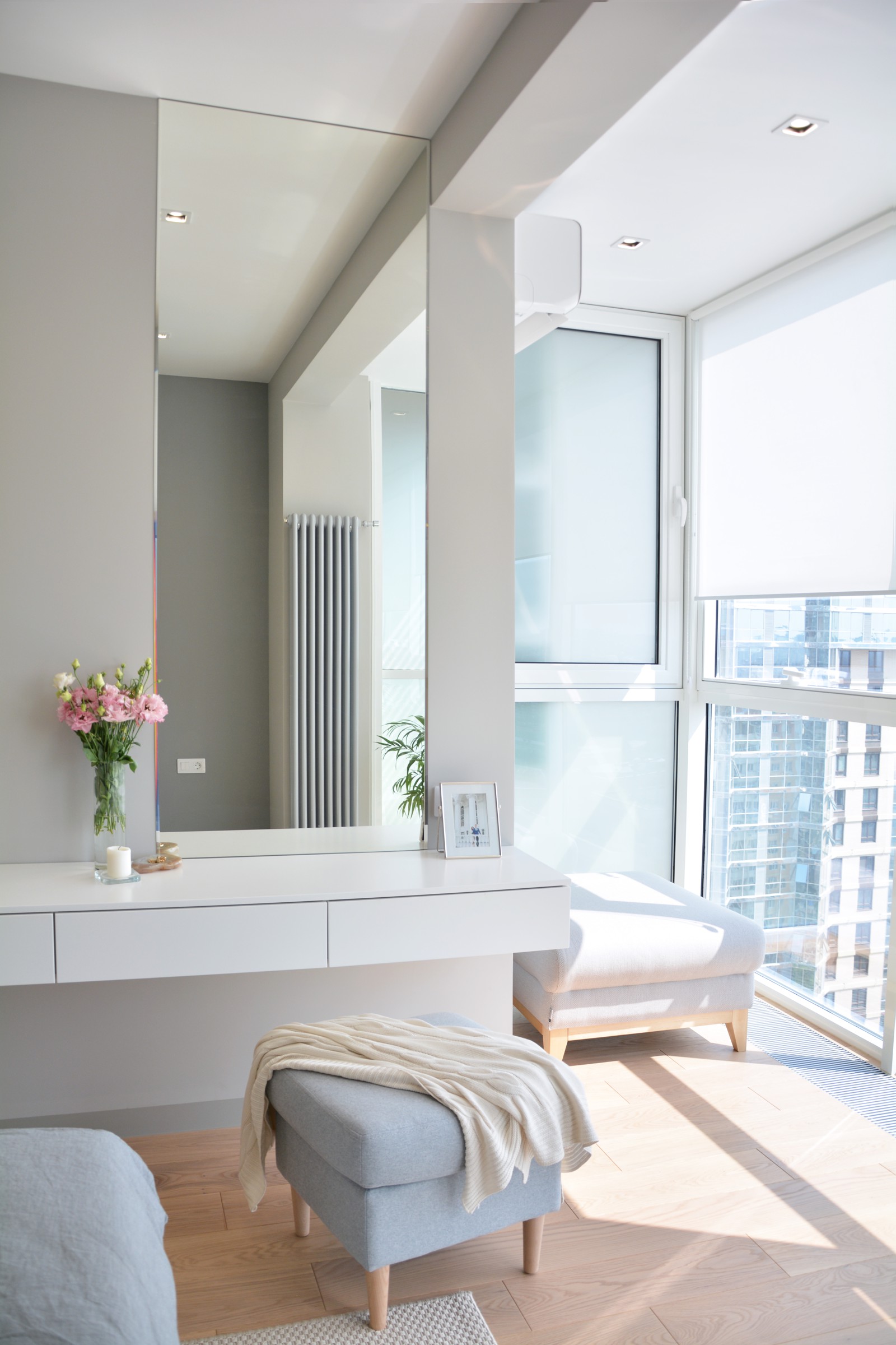 Стильная квартира для молодой семьи! Светлая и просторная спальня с витражным ос