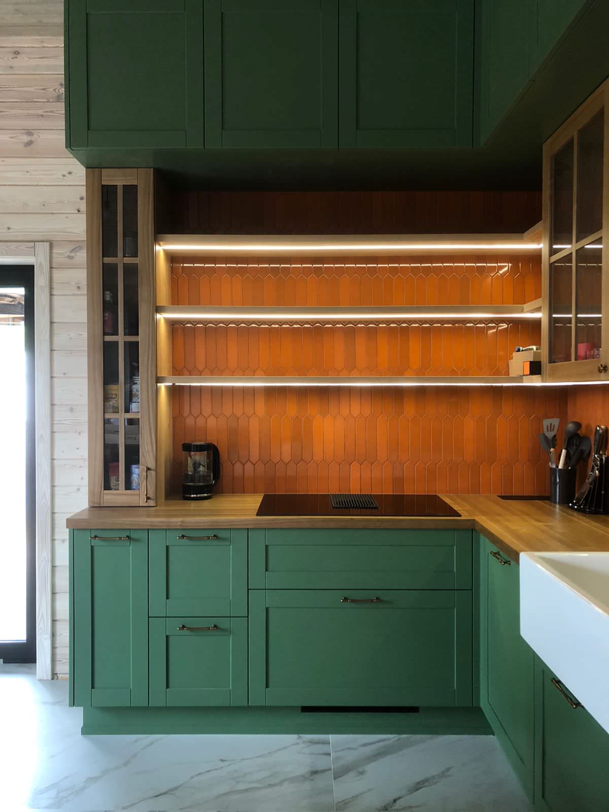 Кухня в зеленом и древесном тонах с подсветкой и оригинальным островом