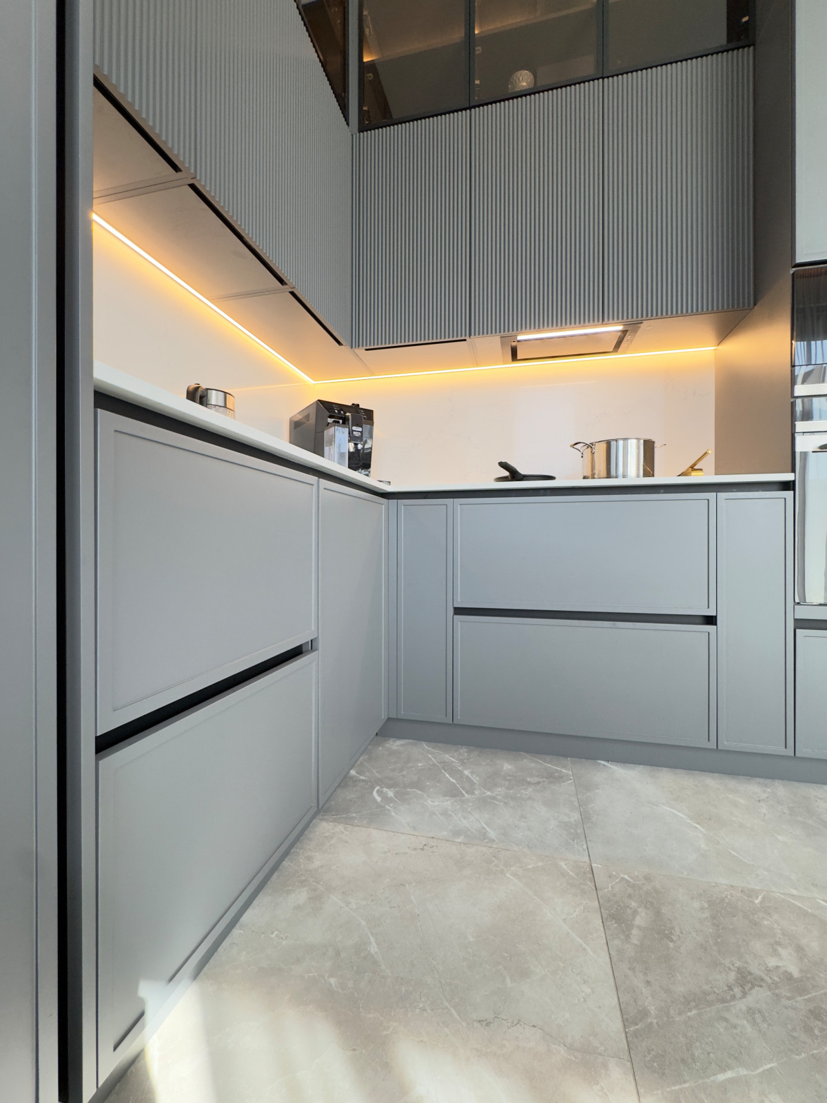 Кухня с кладовой в загородном доме