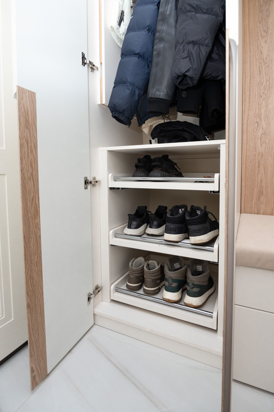 Гардероб и шкаф в прихожую в минималистичном стиле