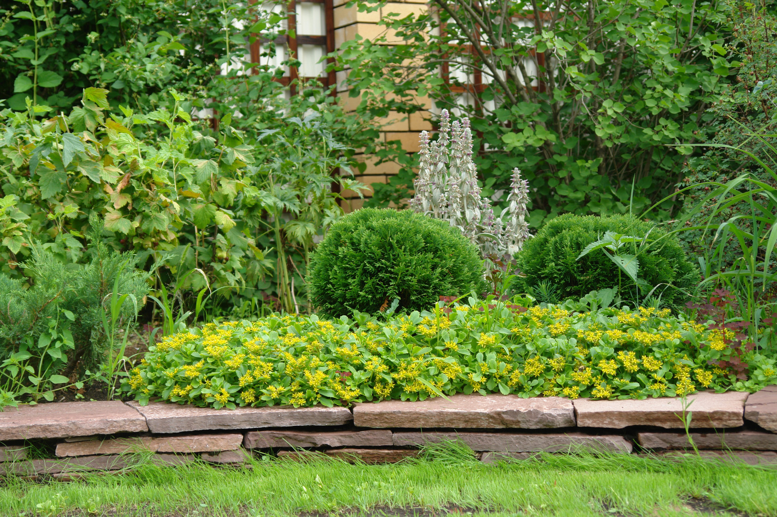 Подпорная стенка из камня плитняка. Сухая кладка.