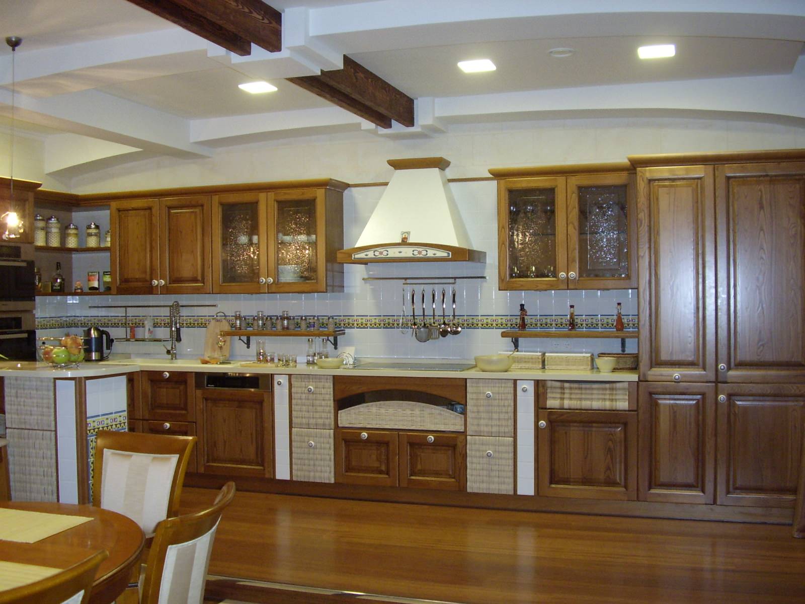 Обложка проекта: Классическая кухня с элементами в стиле кантри в городской квартире.