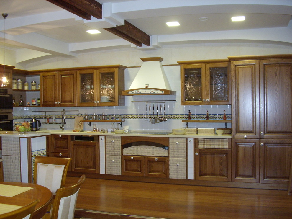 Обложка проекта: Классическая кухня с элементами в стиле кантри в городской квартире.