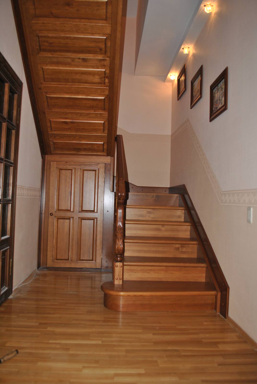 Деревянная лестница из сосны . Отделка бейц и лак HES.