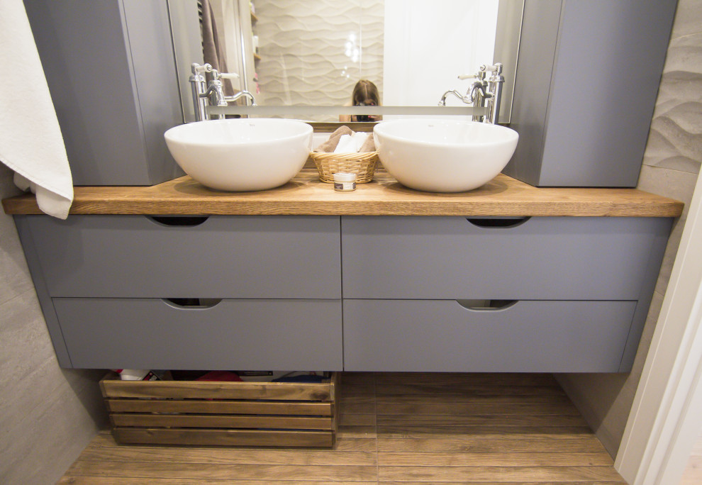 Небольшая тумба со шкафчиками для ванной комнаты