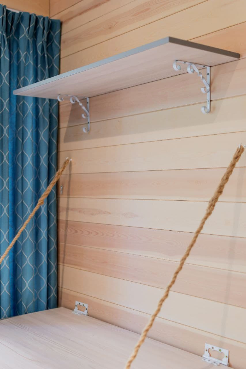 Мебель для спальни с подвесным столиком в загородный дом