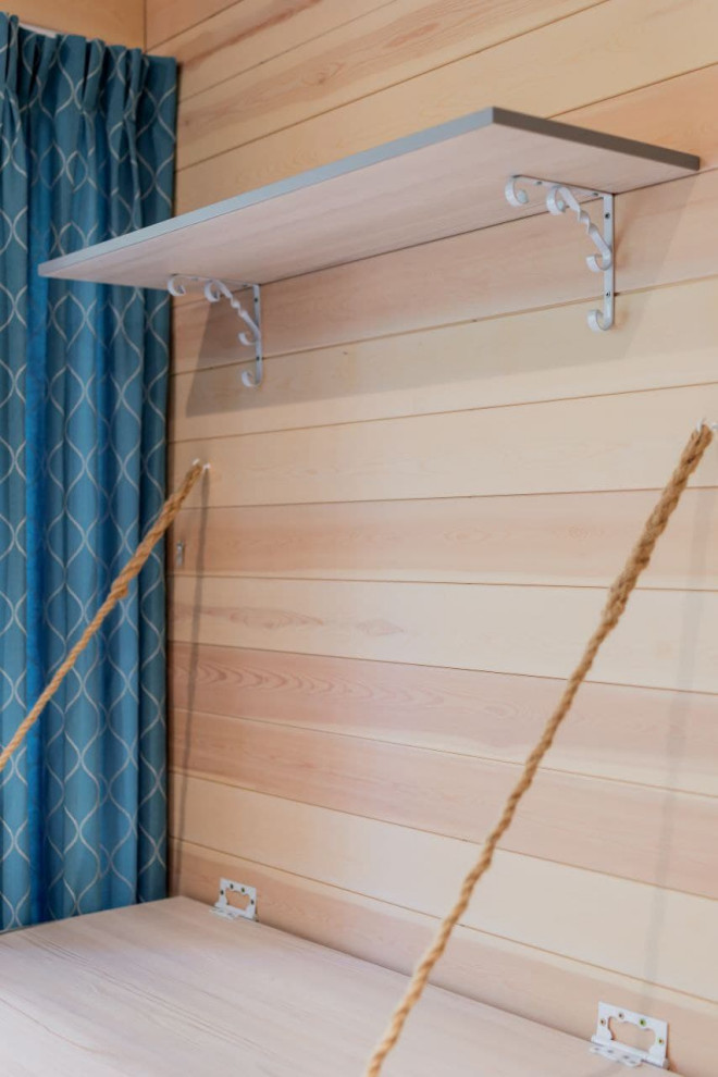 Мебель для спальни с подвесным столиком в загородный дом