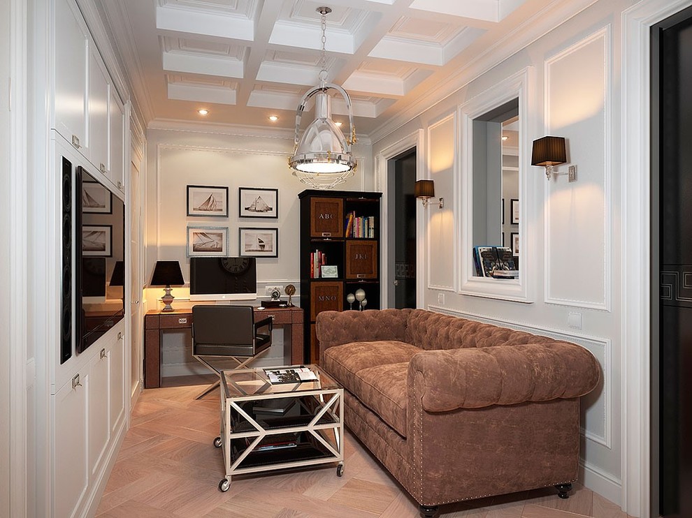 У Ростральных колонн