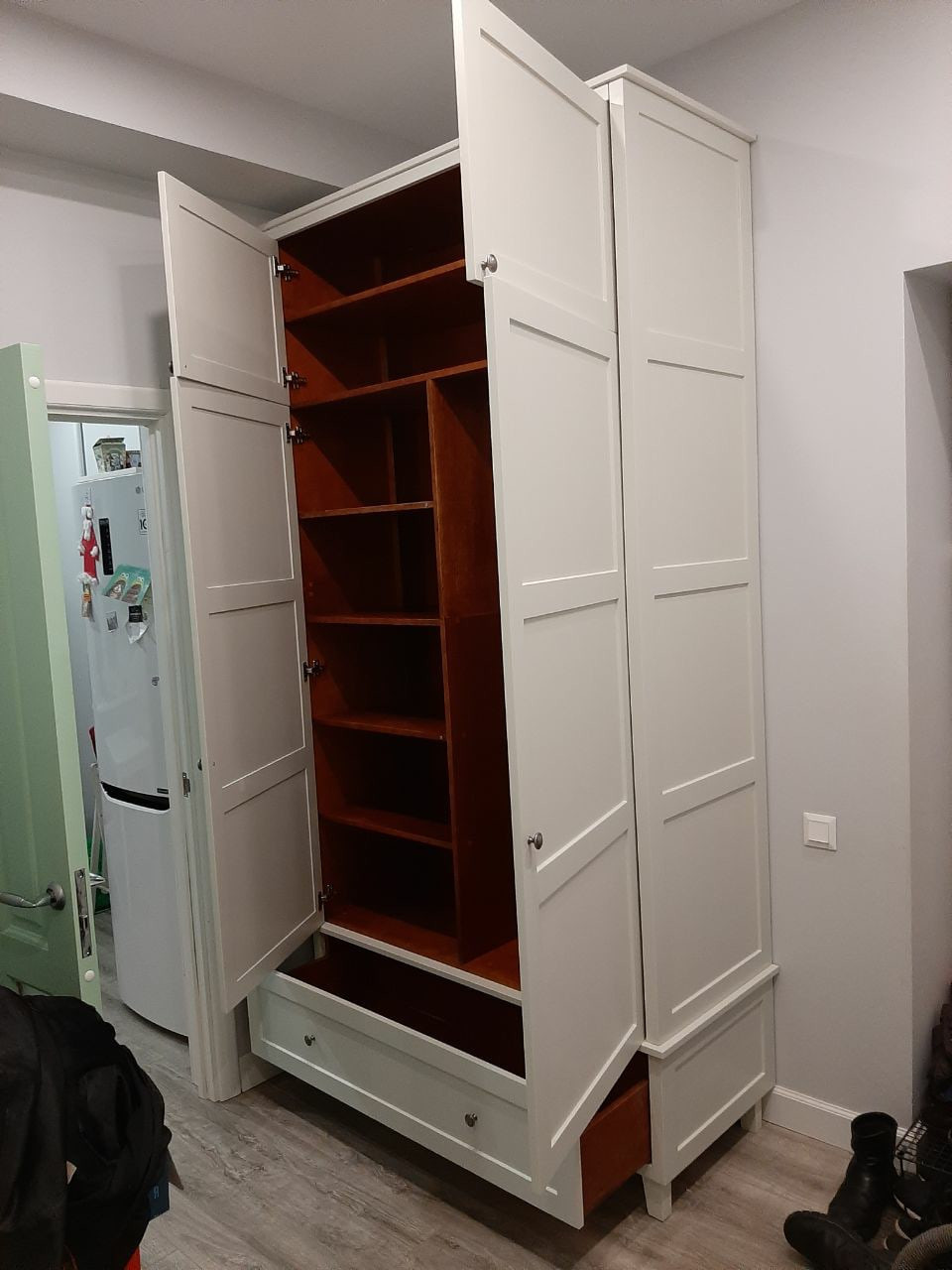 Классический шкаф в прихожей