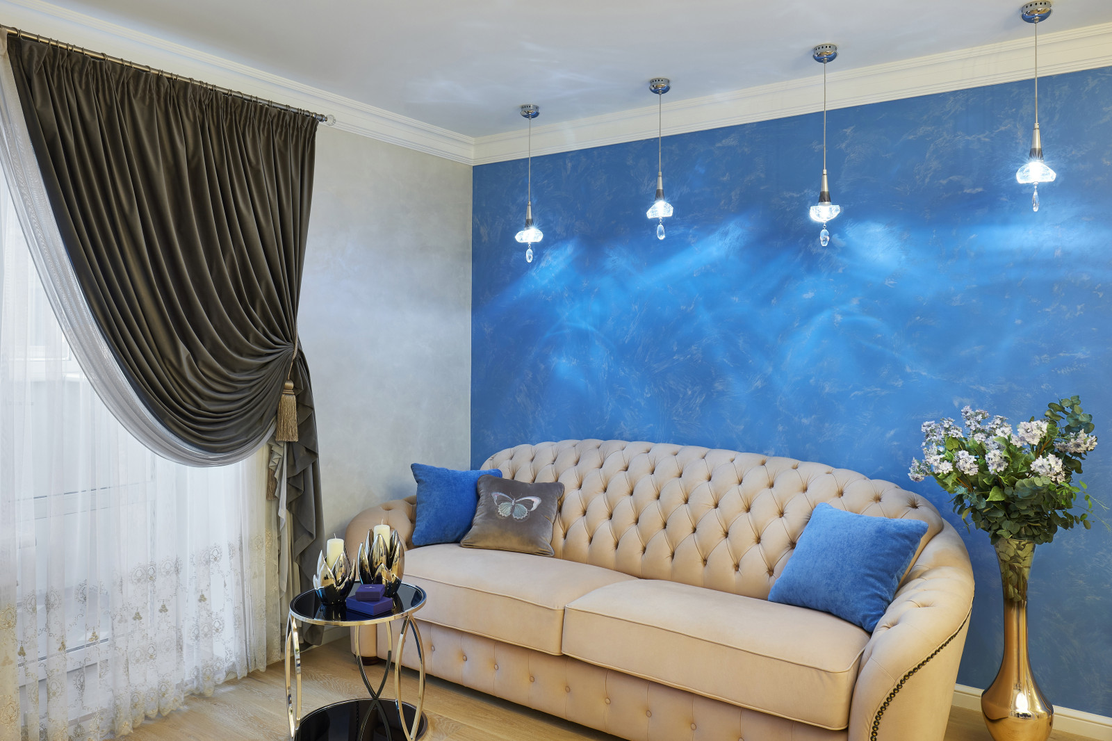 Классика в нейтральных оттенках с вкраплением "вкусных"акцентов.