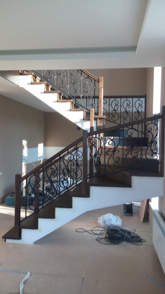 Обложка проекта: Лестница "в темном" с кованым ограждением (облицовка)