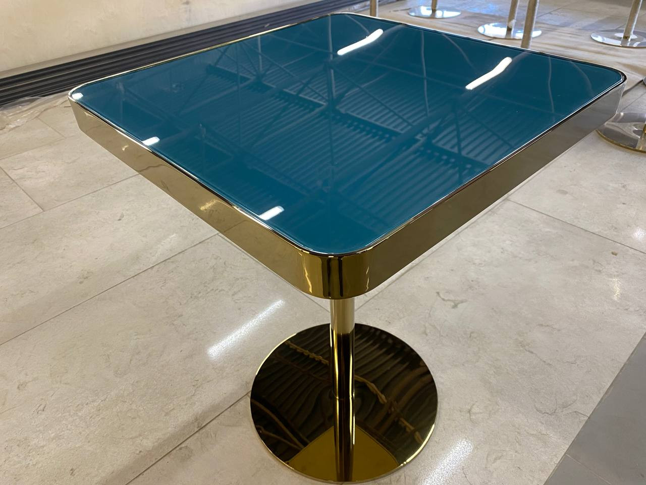 Обложка проекта: Ресторанные столики. Стекло, металл, покрытие нитрид-титаном.