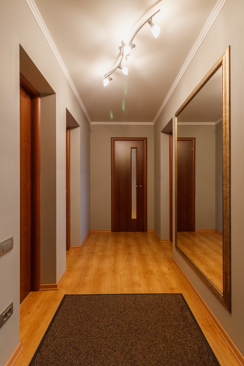 Трёхкомнатная квартира с кухней-гостиной в классическом стиле