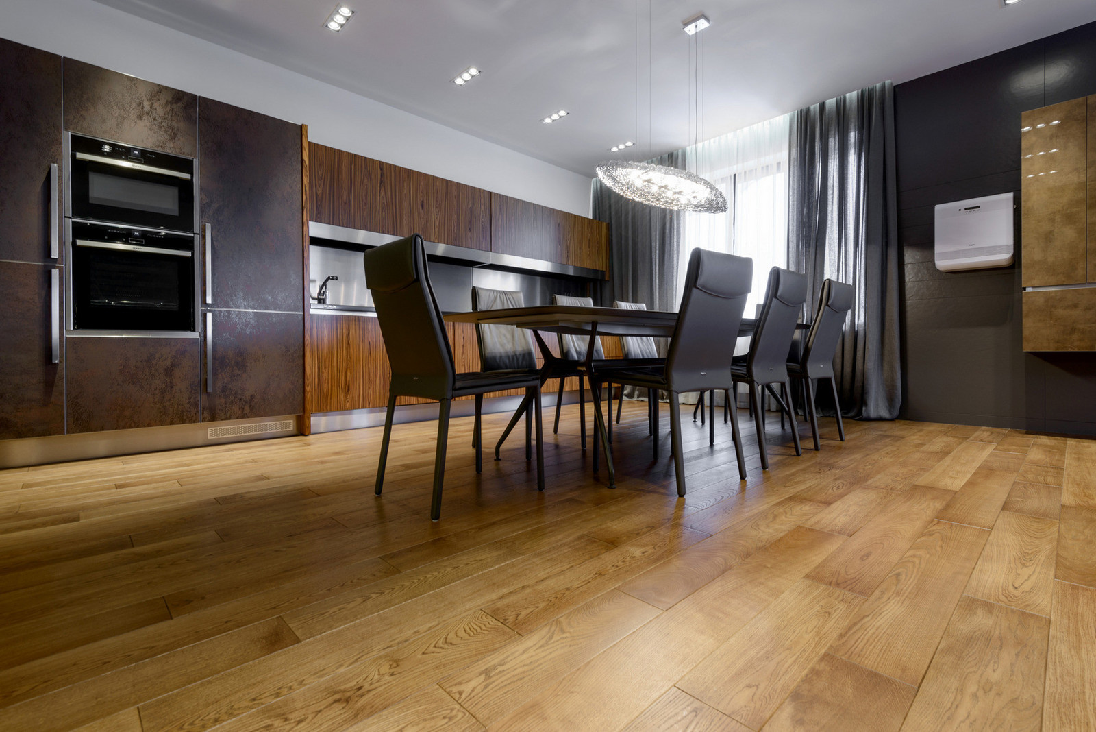 Массивная доска "BEARMADE" в брутальной квартире по проекту Риты Лессинг