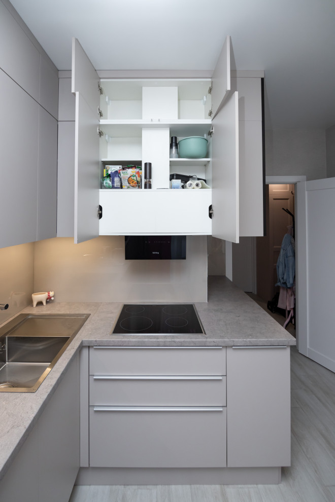 Современная угловая кухня в нежно-сером цвете