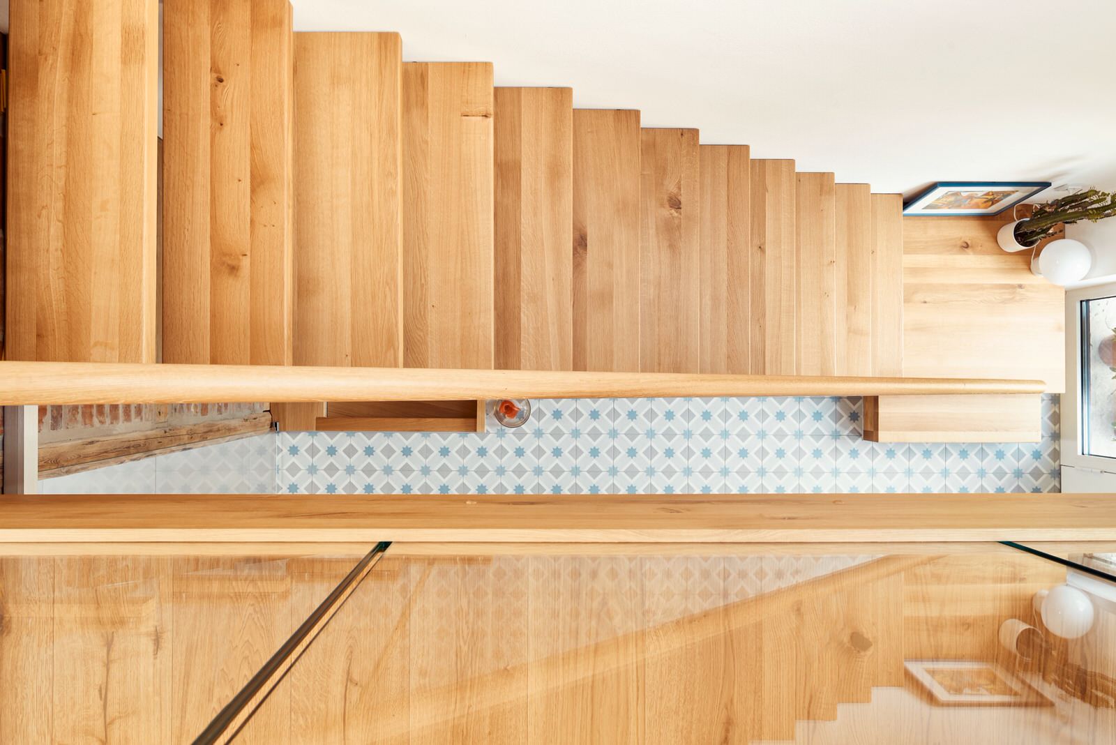 Консольная лестница из дуба со стеклянной балюстрадой