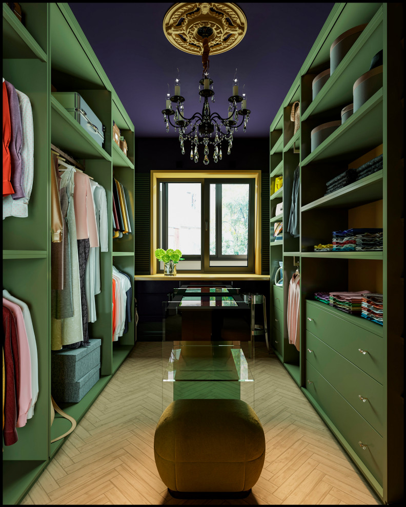 Эклектичный проект квартиры с огромной гардеробной с окном