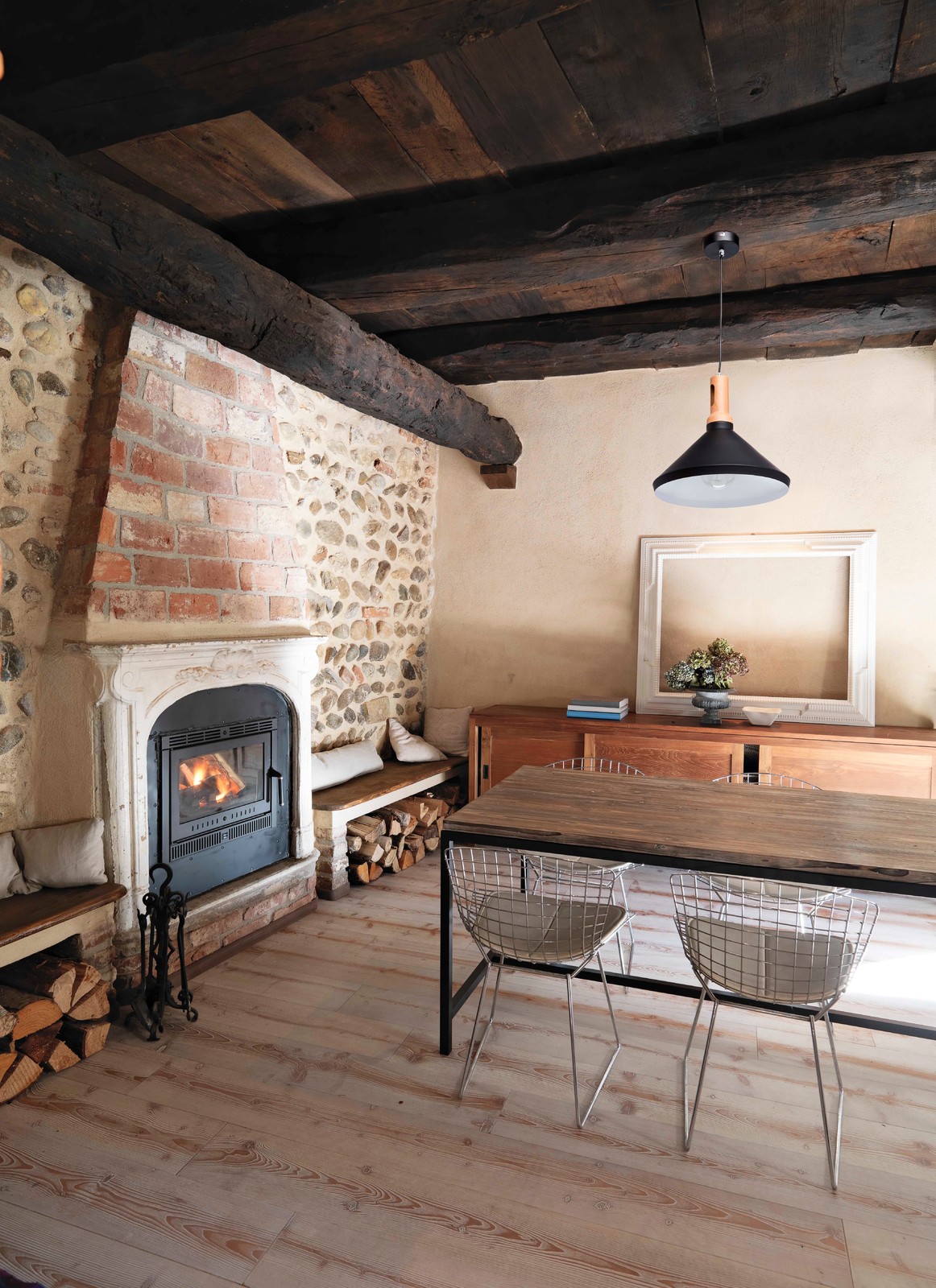 Уютная столовая в стиле кантри с камином