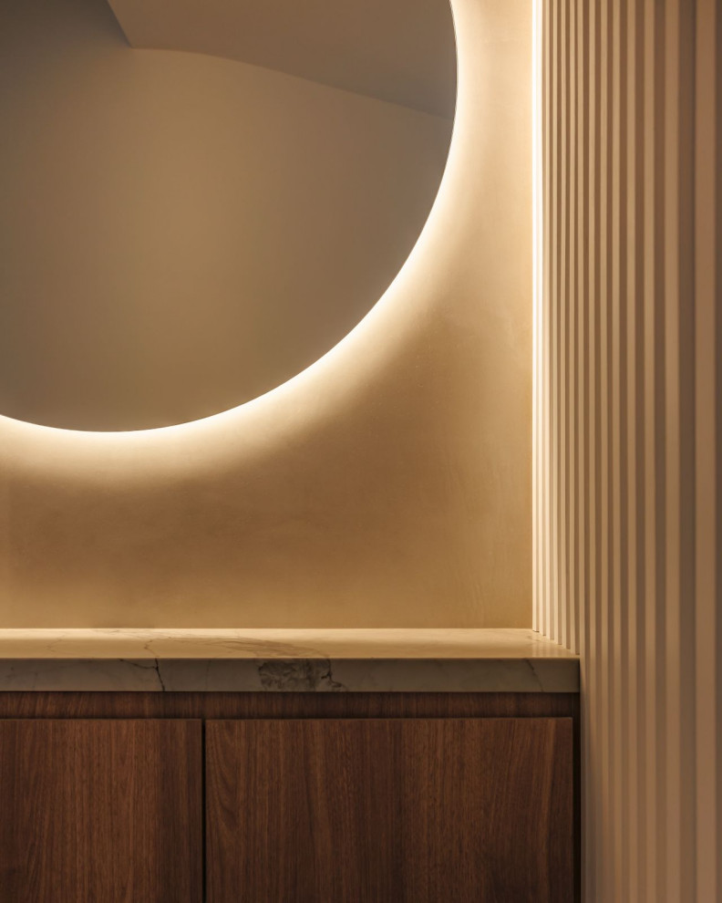 Матовая декоративная штукатурка и дерево: натуральный акцент в интерьере спальни