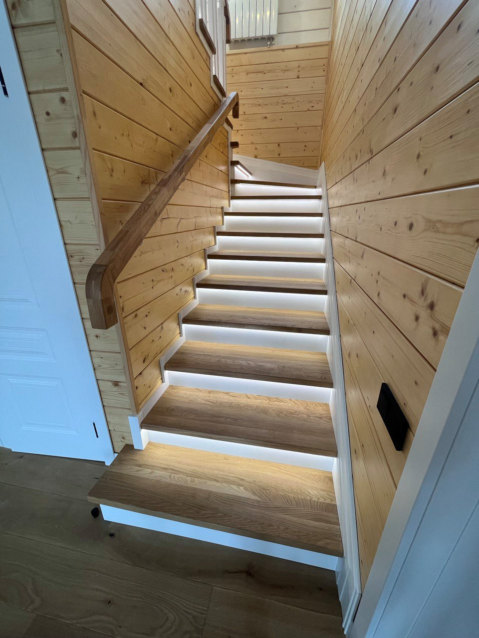 Лестница деревянная с подсветкой в современном стиле