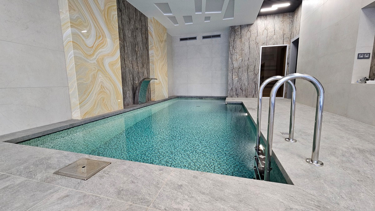 Бассейн в загородном доме