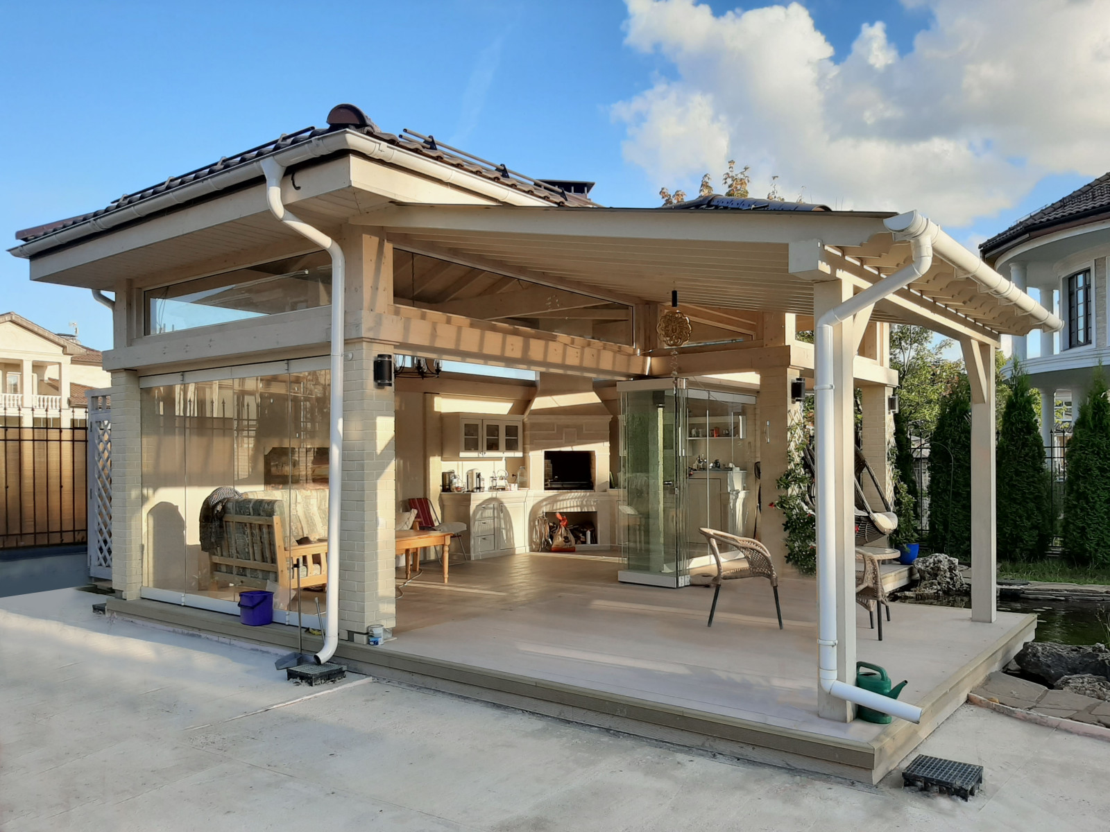 Arbour with a glass walls. Беседка со стеклом