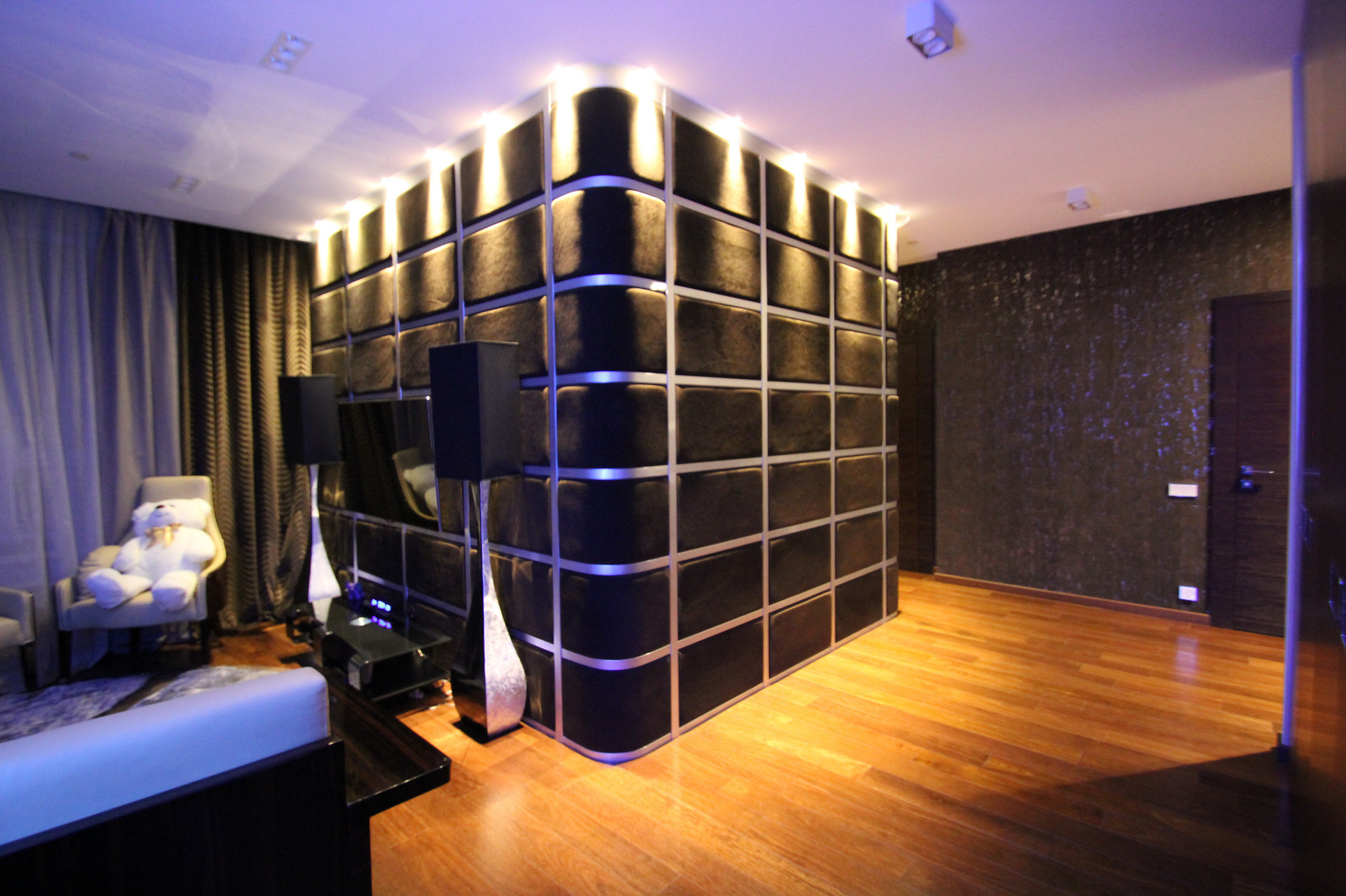 Фоновое изображение профиля La Buro