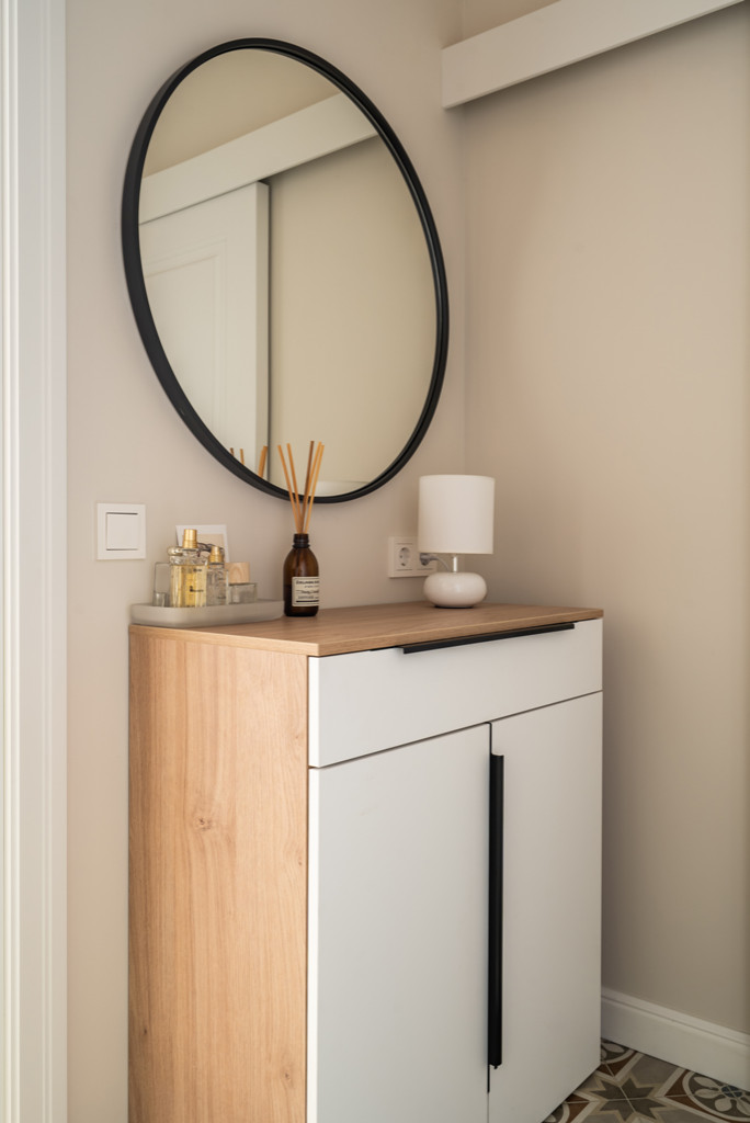 Московская квартира с двумя санузлами и белой кухней