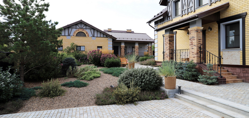 Элимус песчаный в плетеных корзинах и другие сизоватые и серебристые растения