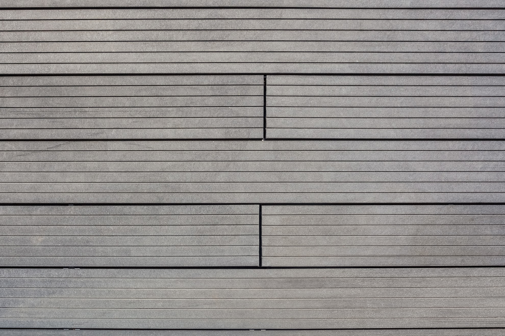 Бассейн на территории частного дома.