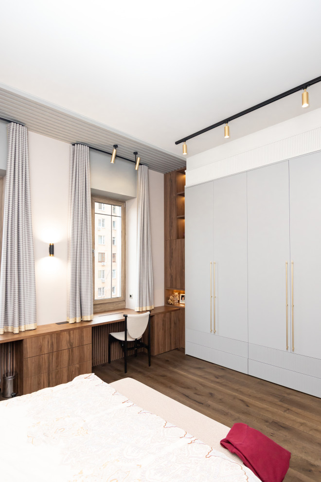 Меблировка спальни: шкаф, стеллаж и стол-подоконник