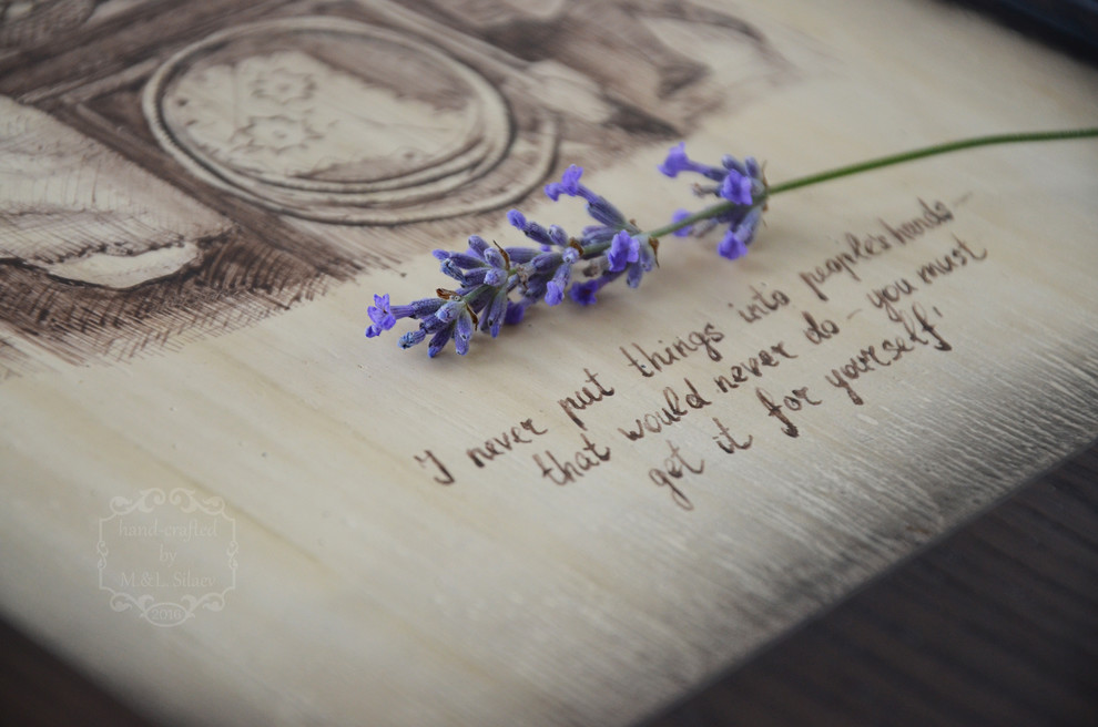 Графика на дубе "Алиса в зазеркалье" для украшения интерьера.