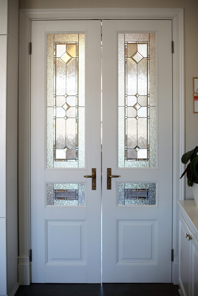 Парадная дверь в гостиной