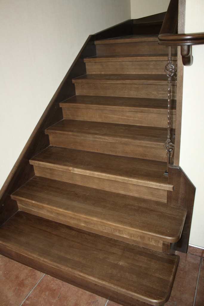 Дубовая лестница на бетонном основании