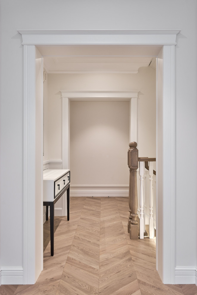 Белый Леон в светлом интерьере